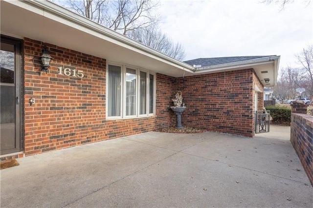 1615 Wayne Drive, St Joseph, MO 64506