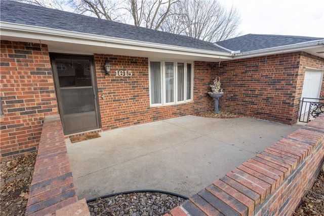 1615 Wayne Drive, St Joseph, MO 64506