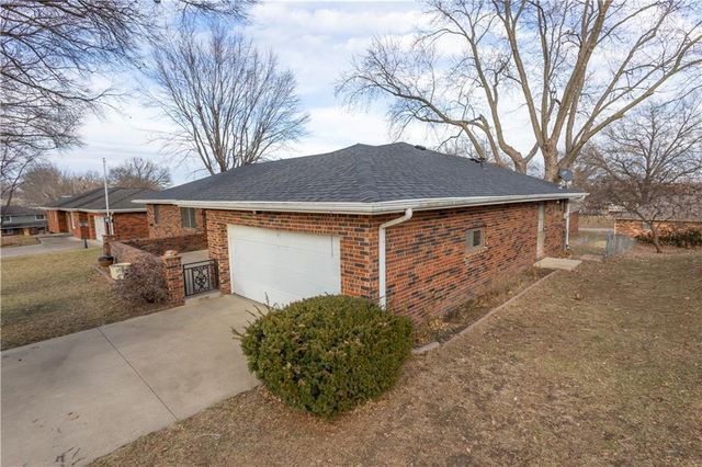 1615 Wayne Drive, St Joseph, MO 64506