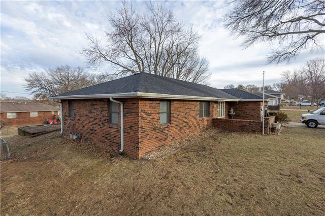 1615 Wayne Drive, St Joseph, MO 64506