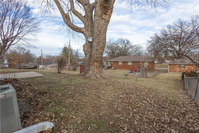 1615 Wayne Drive, St Joseph, MO 64506
