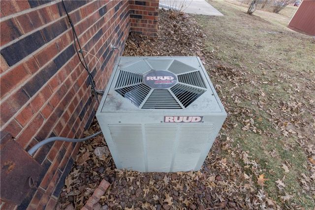 1615 Wayne Drive, St Joseph, MO 64506