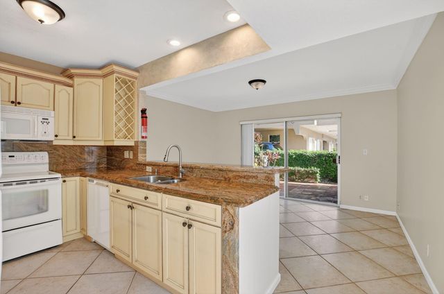 596 SE 20th Ave 4, Deerfield Beach, FL 33441