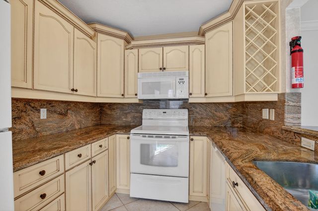 596 SE 20th Ave 4, Deerfield Beach, FL 33441