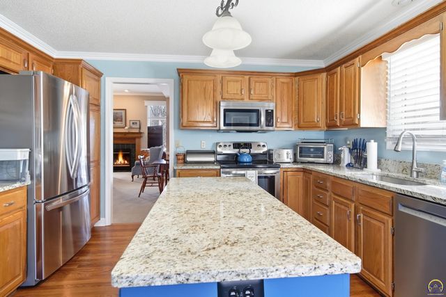 2408 SW Kings CT, Topeka, KS 66614