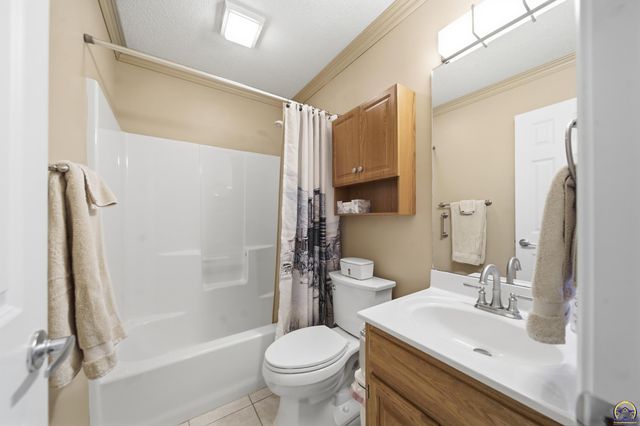 2408 SW Kings CT, Topeka, KS 66614