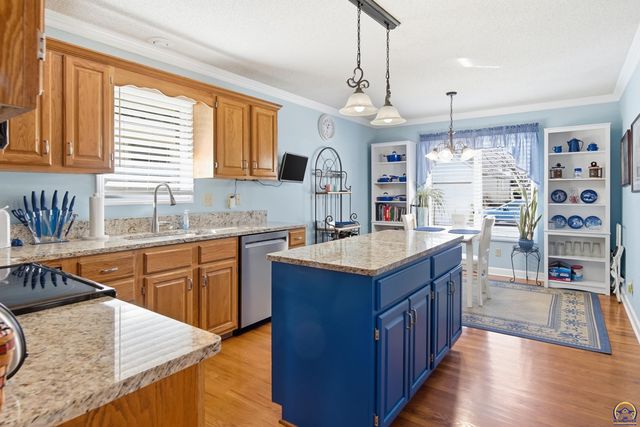 2408 SW Kings CT, Topeka, KS 66614