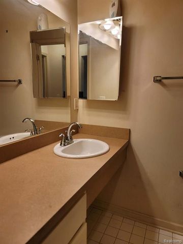 25307 Shiawassee Circle 202, Southfield, MI 48033