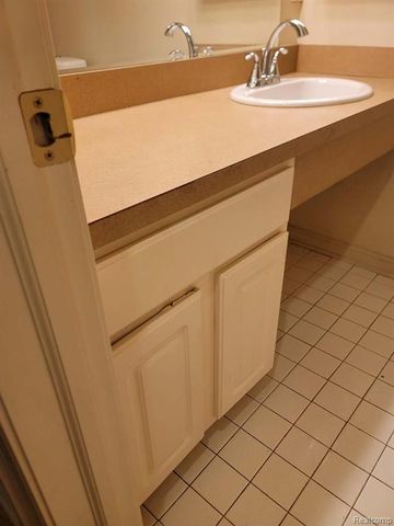 25307 Shiawassee Circle 202, Southfield, MI 48033