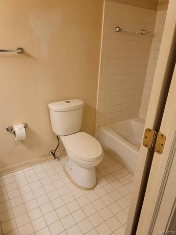 25307 Shiawassee Circle 202, Southfield, MI 48033