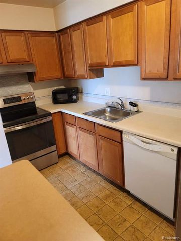 25307 Shiawassee Circle 202, Southfield, MI 48033