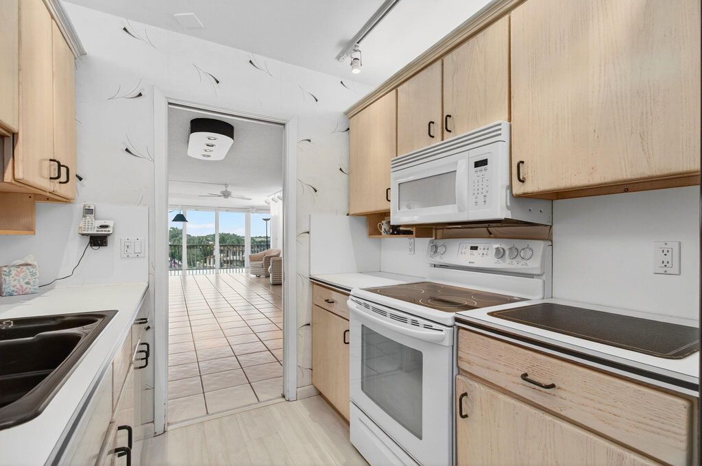 Image 21 of property listing at 3100 S Ocean Boulevard 5160, Highland Beach, FL 33487