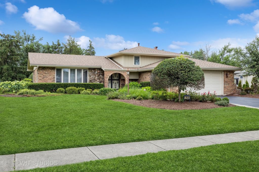 17W085 Elm Court, Willowbrook, IL 60527