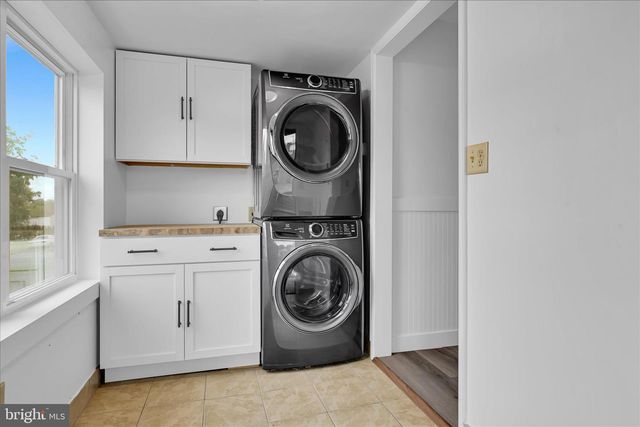 4381 DIVISION HWY, East Earl, PA 17519