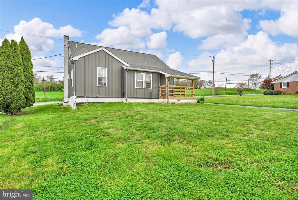 4381 DIVISION HWY, East Earl, PA 17519