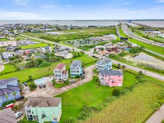 1010 Lillian Lane, Galveston, TX 77554
