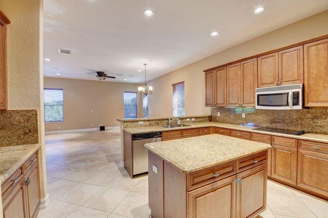 8800 COBBLESTONE POINT Circle, Boynton Beach, FL 33472