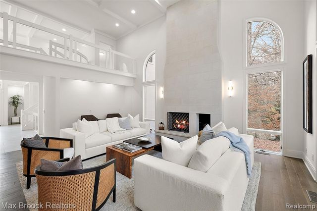 7515 Hiddenbrook Lane, Bloomfield Hills, MI 48301