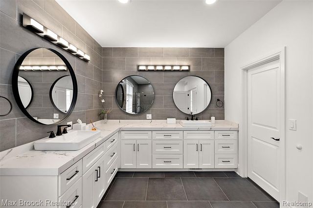 7515 Hiddenbrook Lane, Bloomfield Hills, MI 48301