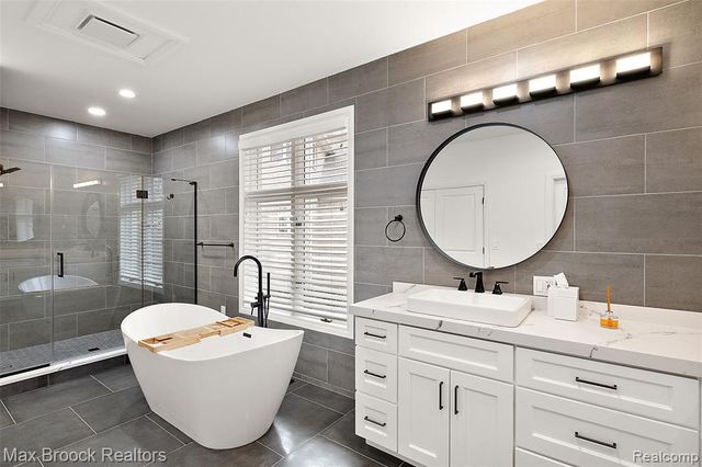 7515 Hiddenbrook Lane, Bloomfield Hills, MI 48301