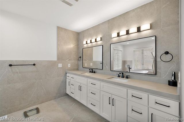 7515 Hiddenbrook Lane, Bloomfield Hills, MI 48301