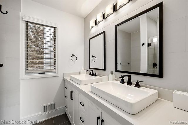 7515 Hiddenbrook Lane, Bloomfield Hills, MI 48301