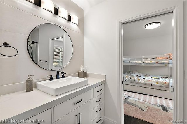 7515 Hiddenbrook Lane, Bloomfield Hills, MI 48301