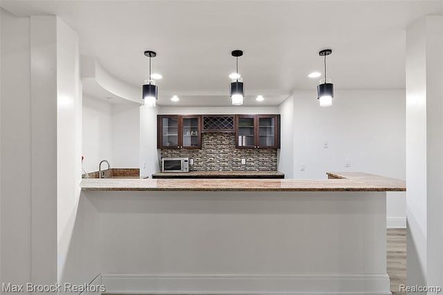 7515 Hiddenbrook Lane, Bloomfield Hills, MI 48301