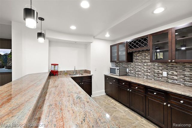 7515 Hiddenbrook Lane, Bloomfield Hills, MI 48301