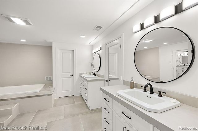 7515 Hiddenbrook Lane, Bloomfield Hills, MI 48301