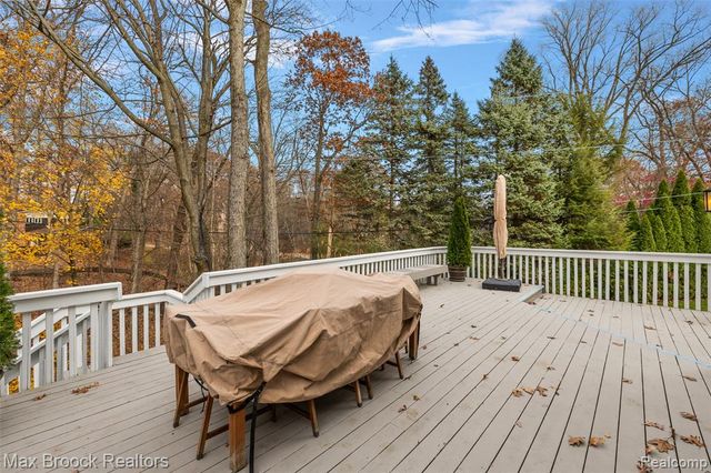 7515 Hiddenbrook Lane, Bloomfield Hills, MI 48301