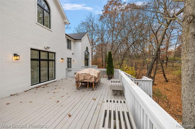 7515 Hiddenbrook Lane, Bloomfield Hills, MI 48301