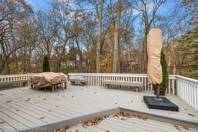 7515 Hiddenbrook Lane, Bloomfield Hills, MI 48301