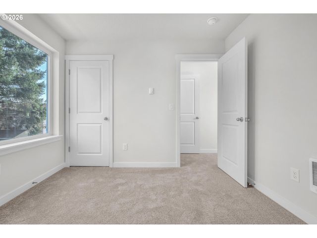 9257 E Burnside St, Portland, OR 97216