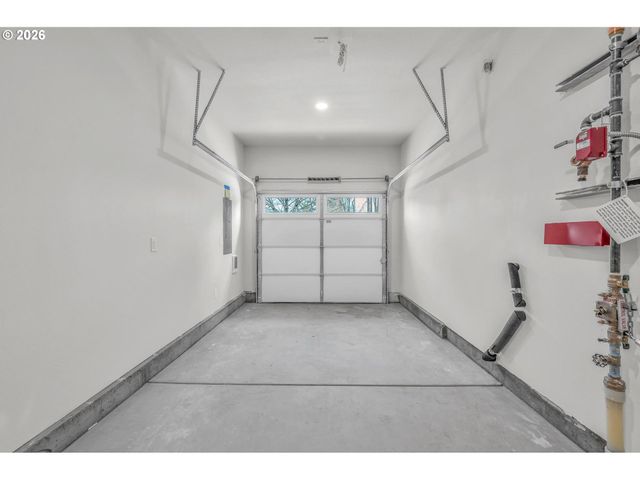 9257 E Burnside St, Portland, OR 97216