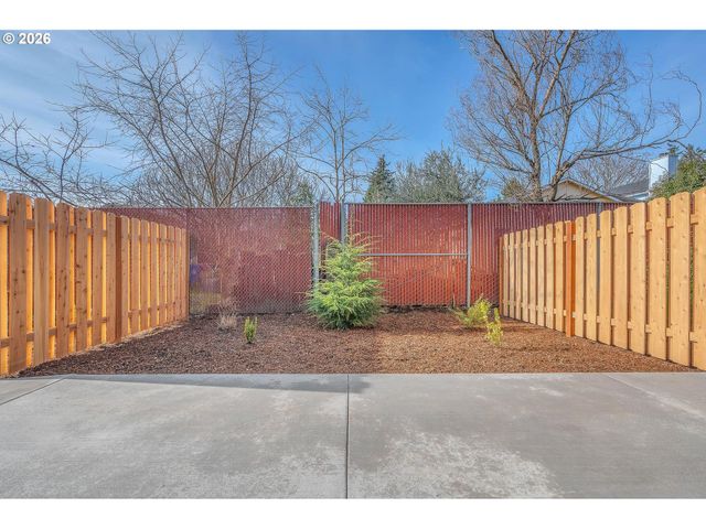 9257 E Burnside St, Portland, OR 97216