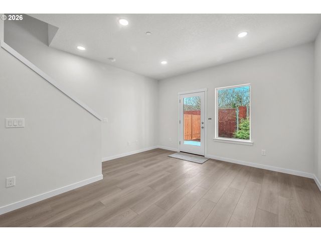 9257 E Burnside St, Portland, OR 97216