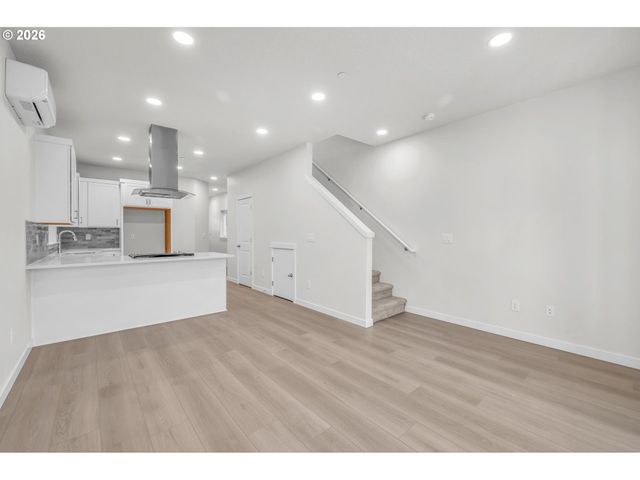 9257 E Burnside St, Portland, OR 97216