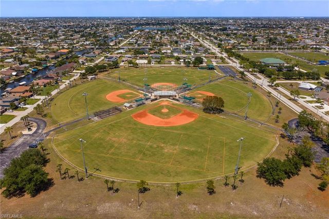 425 SW 43rd LN, Cape Coral, FL 33914