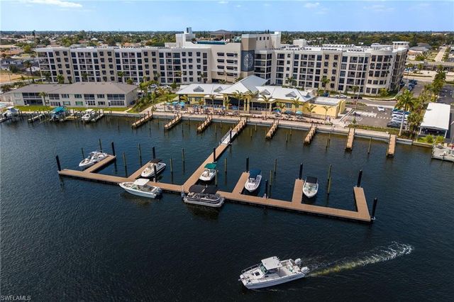 425 SW 43rd LN, Cape Coral, FL 33914