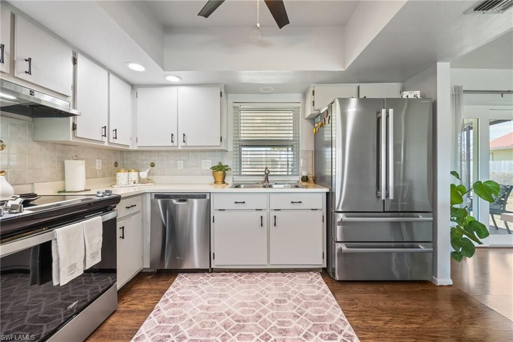 Image 10 of property listing at 425 SW 43rd LN, Cape Coral, FL 33914