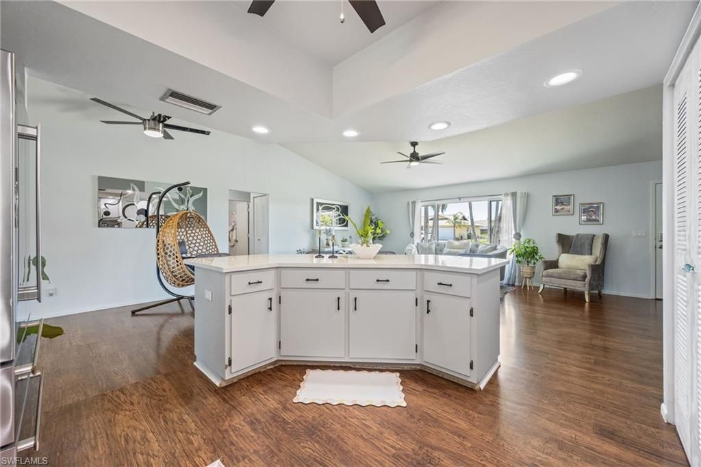 Image 11 of property listing at 425 SW 43rd LN, Cape Coral, FL 33914