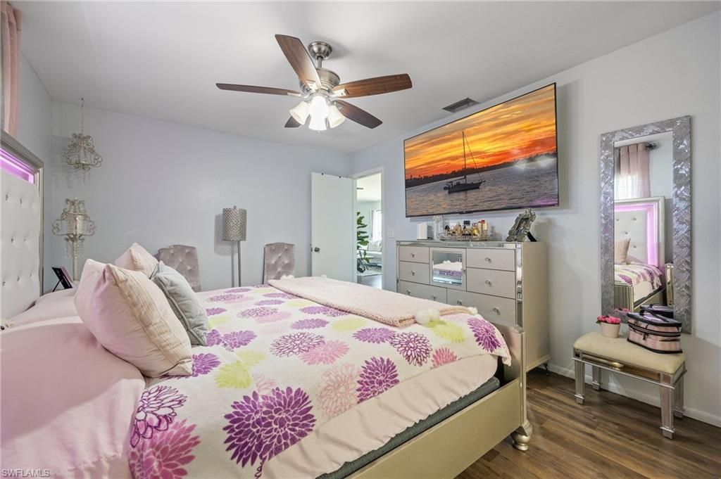 Image 15 of property listing at 425 SW 43rd LN, Cape Coral, FL 33914
