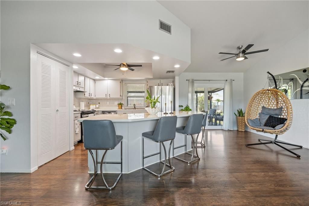 Image 2 of property listing at 425 SW 43rd LN, Cape Coral, FL 33914