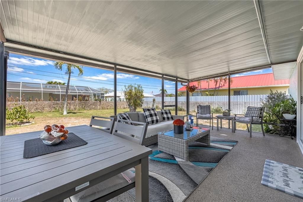 Image 20 of property listing at 425 SW 43rd LN, Cape Coral, FL 33914