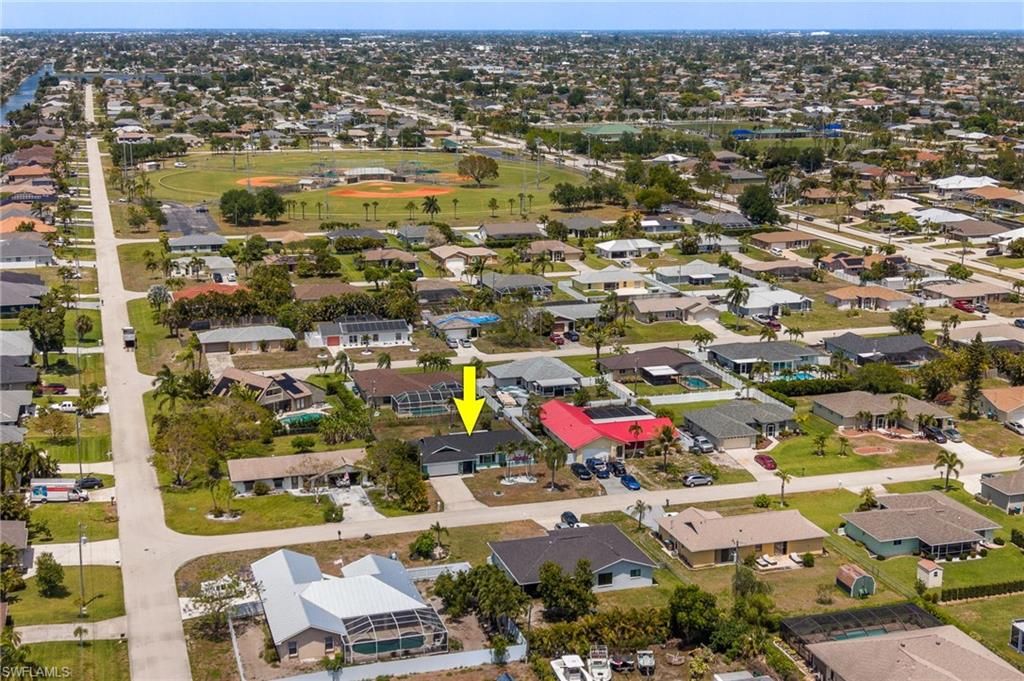 Image 24 of property listing at 425 SW 43rd LN, Cape Coral, FL 33914