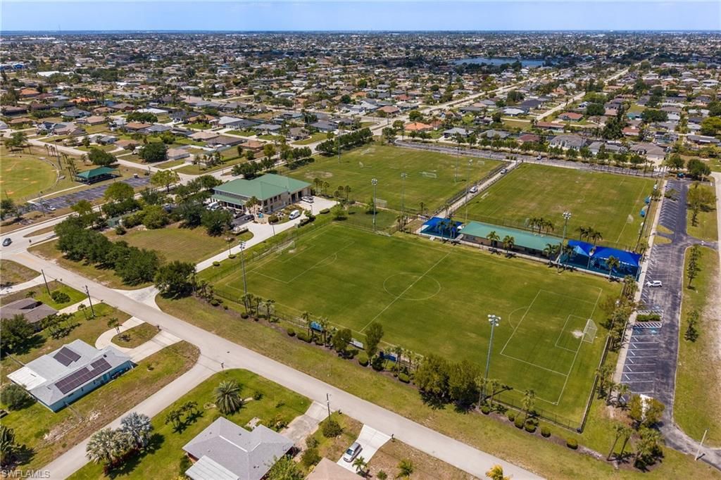 Image 25 of property listing at 425 SW 43rd LN, Cape Coral, FL 33914