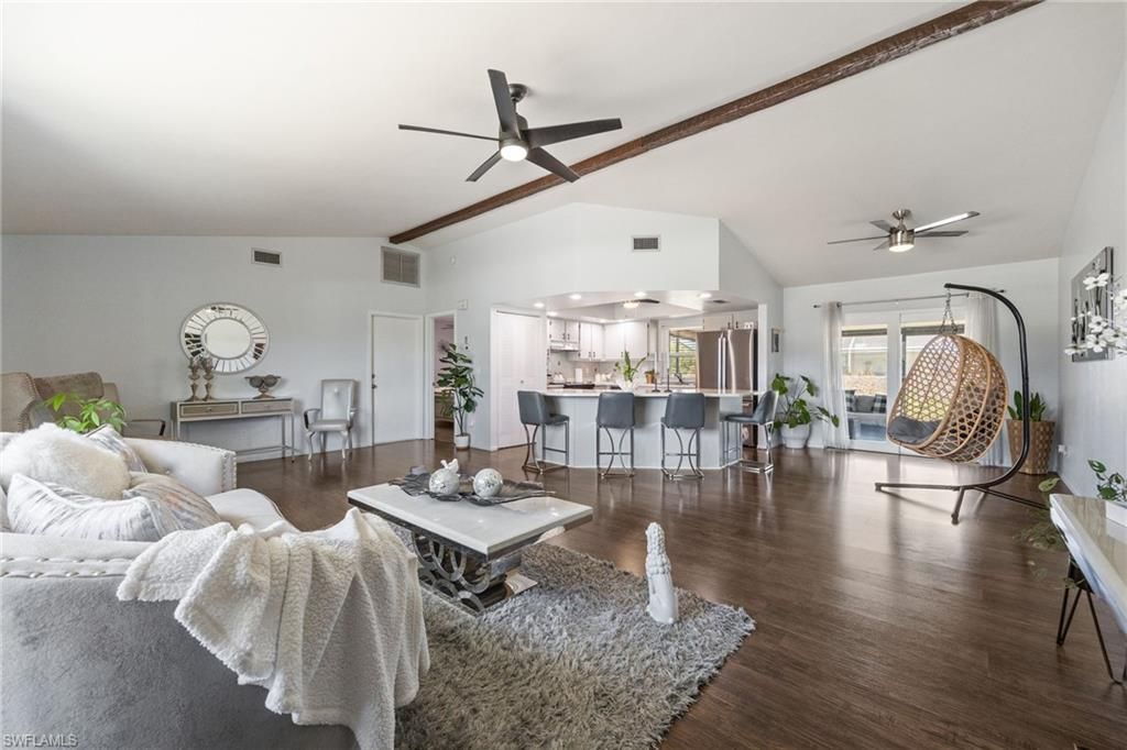 Image 3 of property listing at 425 SW 43rd LN, Cape Coral, FL 33914