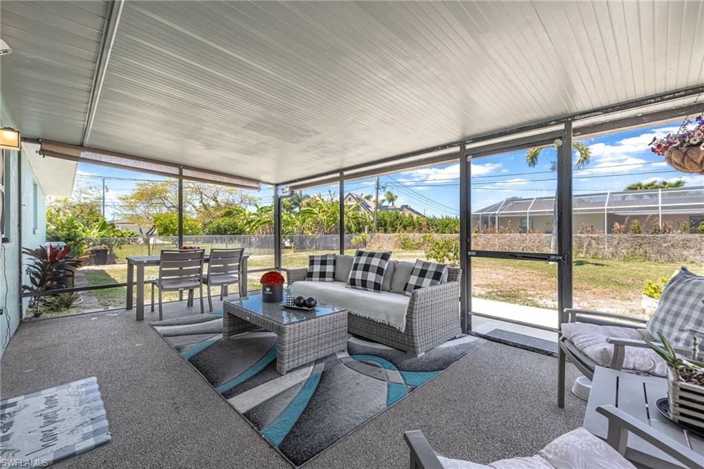 Image 4 of property listing at 425 SW 43rd LN, Cape Coral, FL 33914