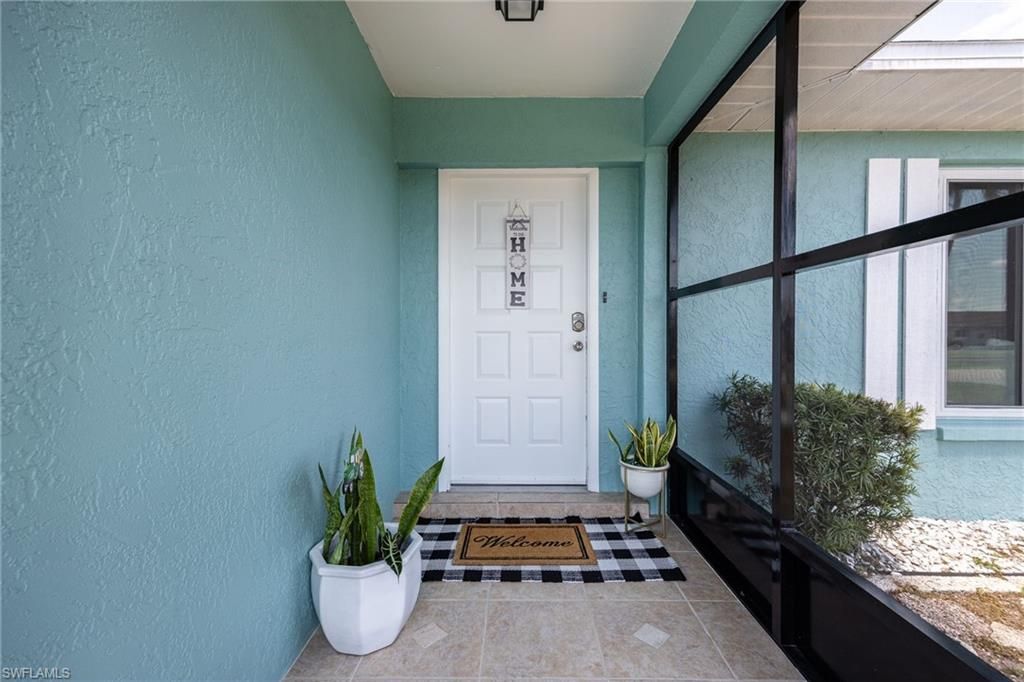 Image 5 of property listing at 425 SW 43rd LN, Cape Coral, FL 33914